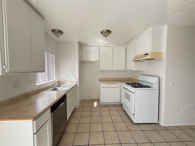 Building Photo - East Palmdale Townhouse