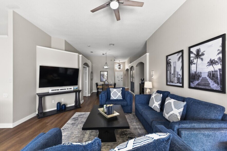 Building Photo - 8022 King Palm Cir