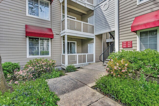 Building Photo - 2-Bedroom Condo in Prime Sunnyvale Location Near Tech Hubs