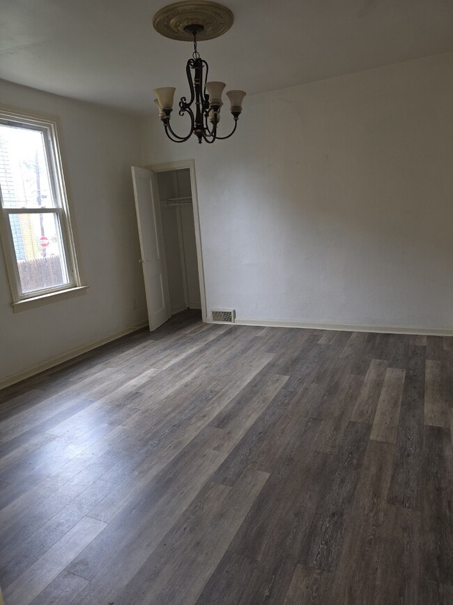 Building Photo - Large 4 Bedroom 2 Bath in Mt. Washington