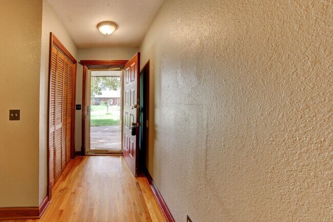 Building Photo - 2505 E Princeton St