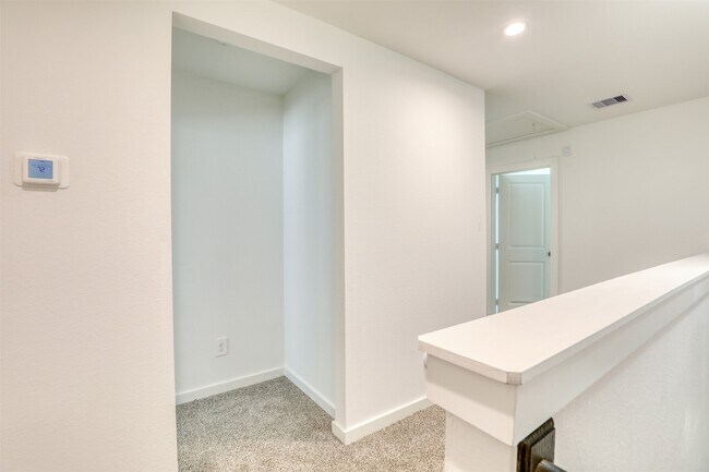 Building Photo - 3022 La Latina Dr