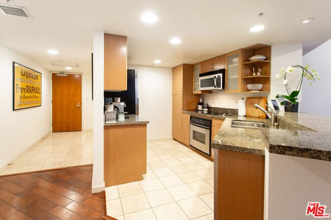 Building Photo - 13700 Marina Pointe Dr