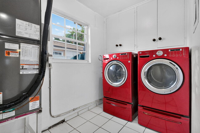 Building Photo - 2707 Bahama Dr