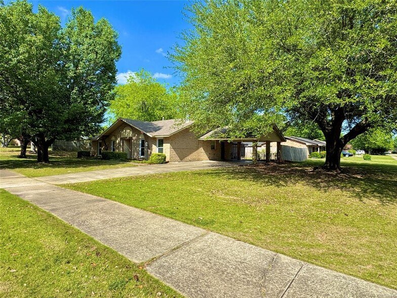 Building Photo - 2311 Cottingham Dr