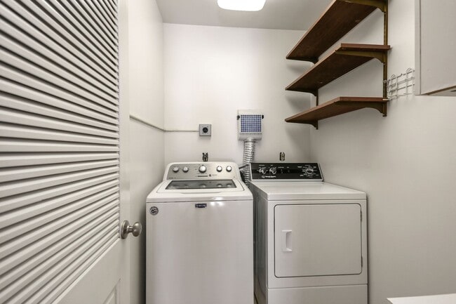 Building Photo - Newly Renovated 3BD/2BA Penthouse, 1/2 Blo...