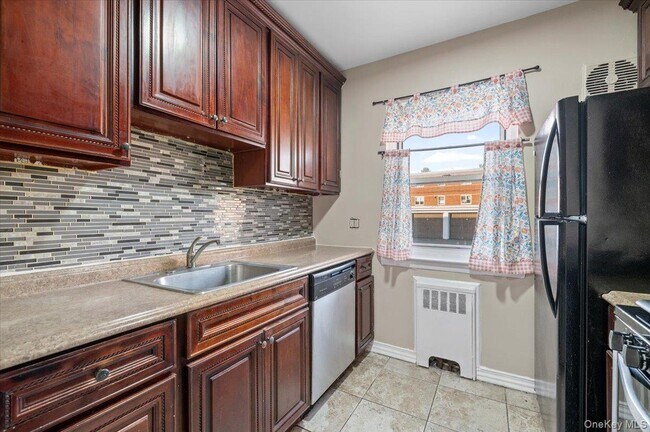 Building Photo - 87-37 Marengo St