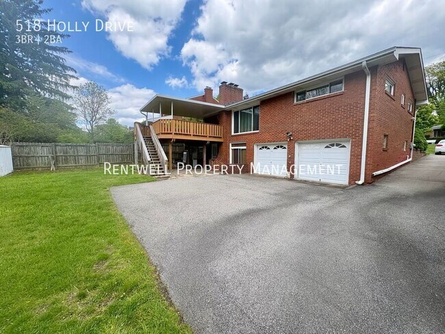 Building Photo - 518 Holly Dr