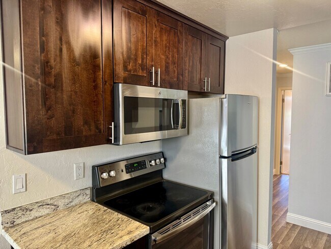 Building Photo - Gorgeous Lower End Unit with Inside Laundry Available Now!