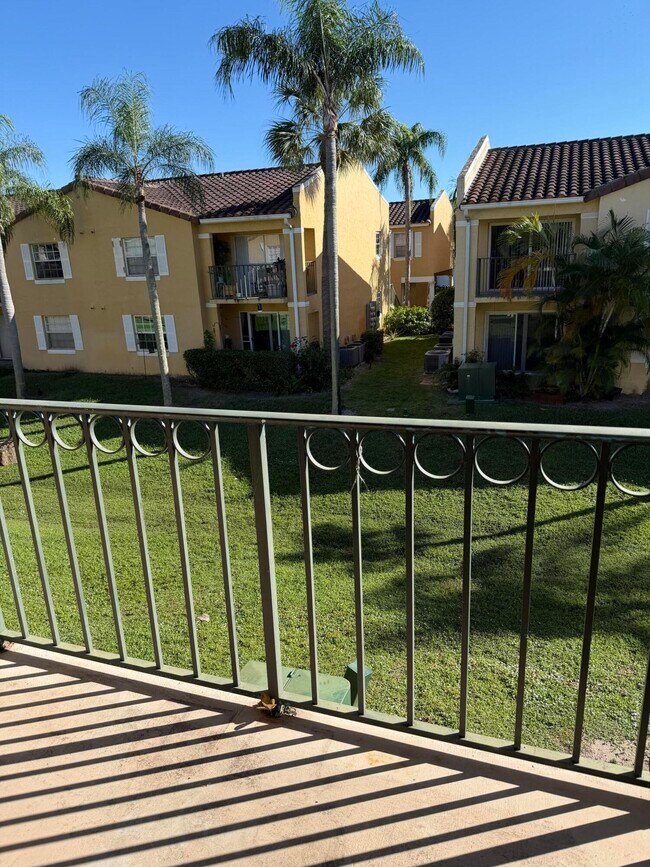 Building Photo - 1130 Lake Shore Dr