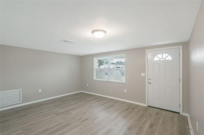 Building Photo - 5135 Kiwi Dr