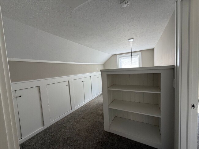 Building Photo - 3 bed 1 bath Brick Bungalow in Forest Hills