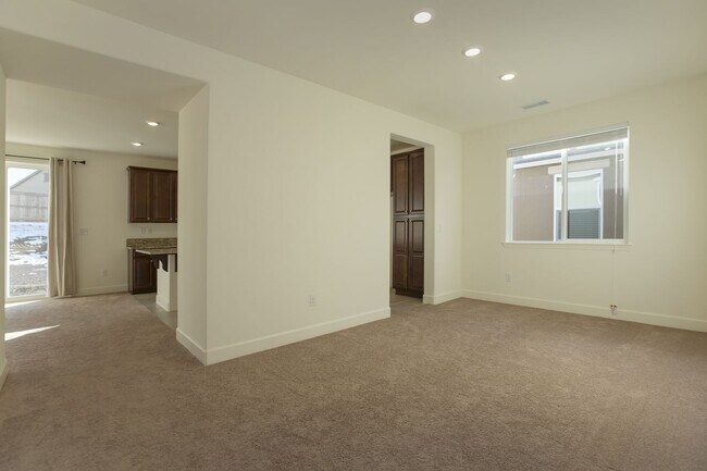 Building Photo - 4 bedroom, 2.5 bathroom home in Golden Valley.  washer/dryer/refigerator included