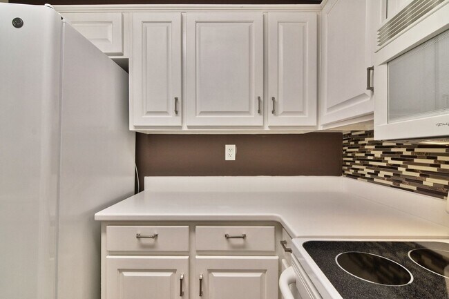 Building Photo - Riverhill Apartments