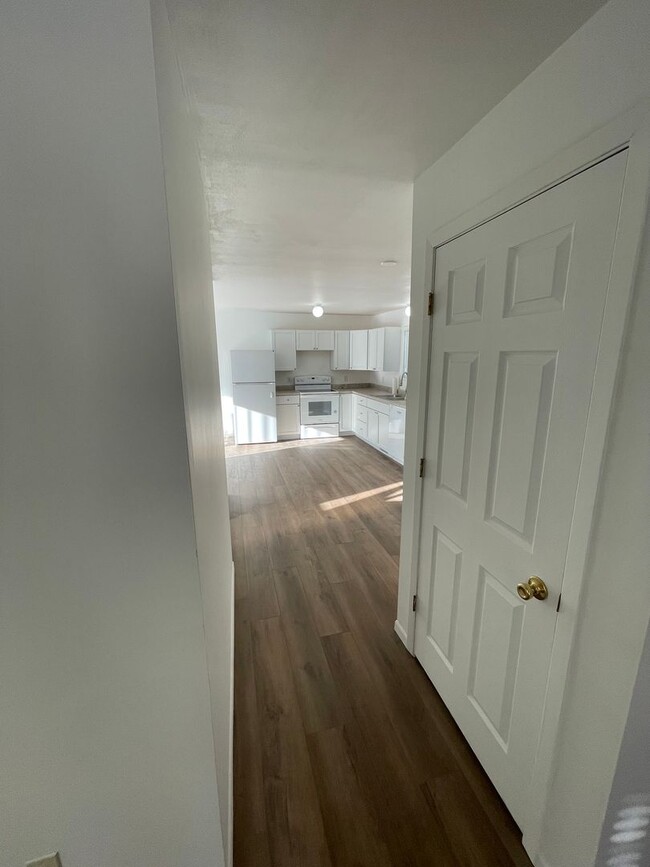 Building Photo - AVAILABLE NOW - New Renovation - 2 Bed 1 Bath