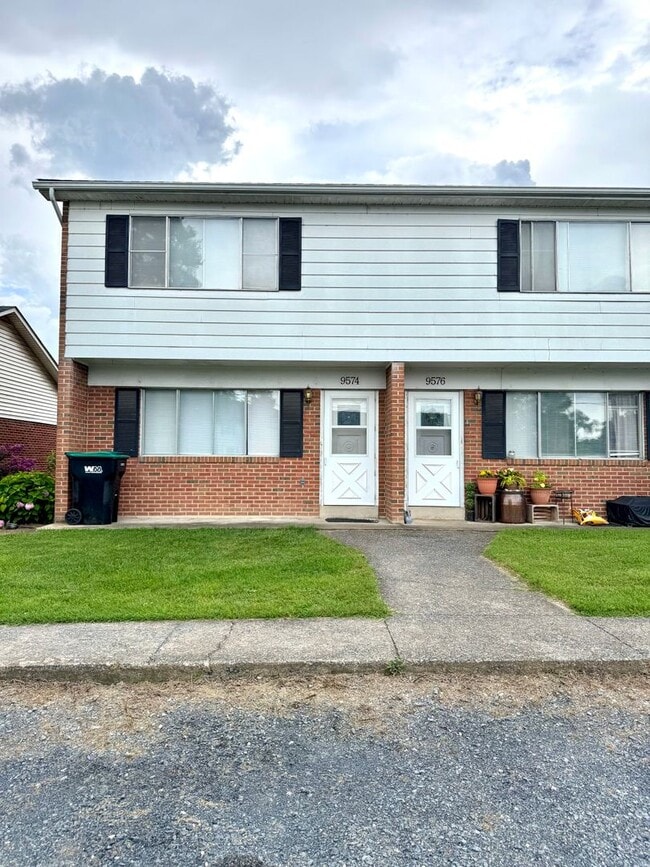 Building Photo - Charming 3 Bedroom Townhouse in New Market
