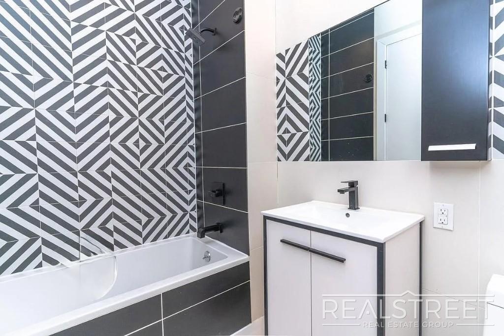 Building Photo - Charming 1-bedroom, 1.5 bath duplex apartment conveniently located near the Knickerbocker M stop at