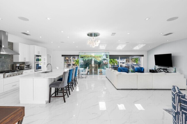 Building Photo - 2813 NE 29th St