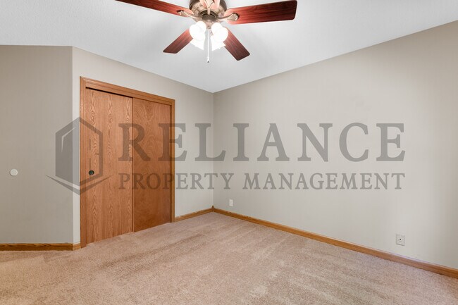 Building Photo - 2014 N Pine Grove St