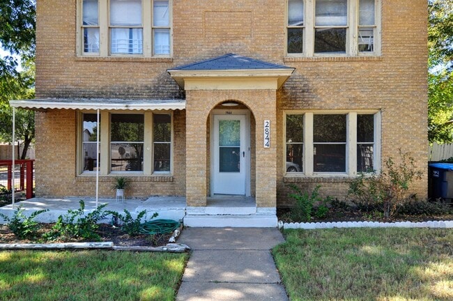 Building Photo - Near Southside Downstairs Duplex