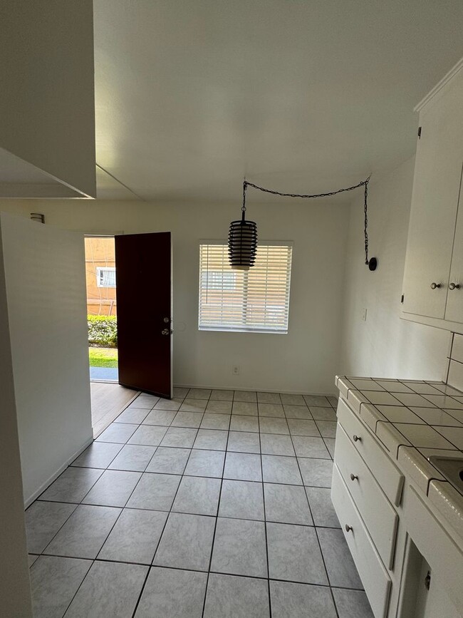 Building Photo - 1 Bedroom in Gardena With Parking Included...