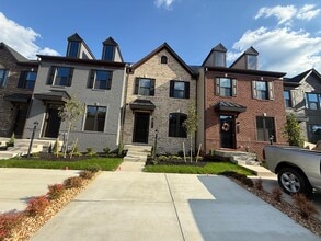 Building Photo - 1013 Arborway Ln