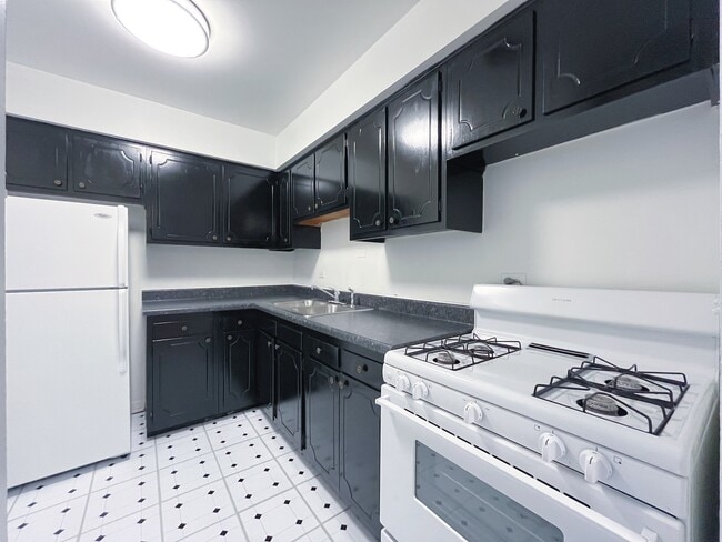 Building Photo - 516 W Melrose St