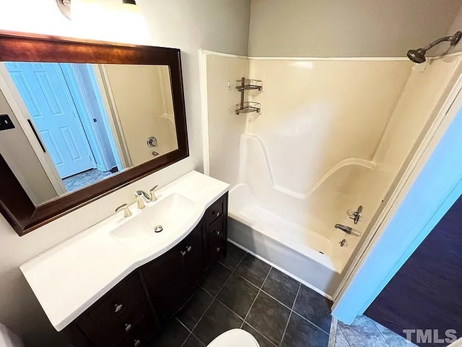 Building Photo - 2 Bedroom Single Family Residential or Office
