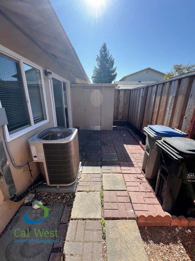 Building Photo - $2,895 Cute cozy 2/1 Condominium in South ...