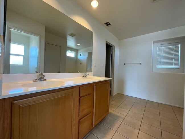 Building Photo - East Palmdale Home