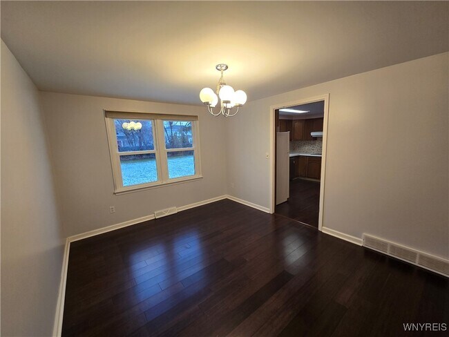 Building Photo - 161 Foxpoint W