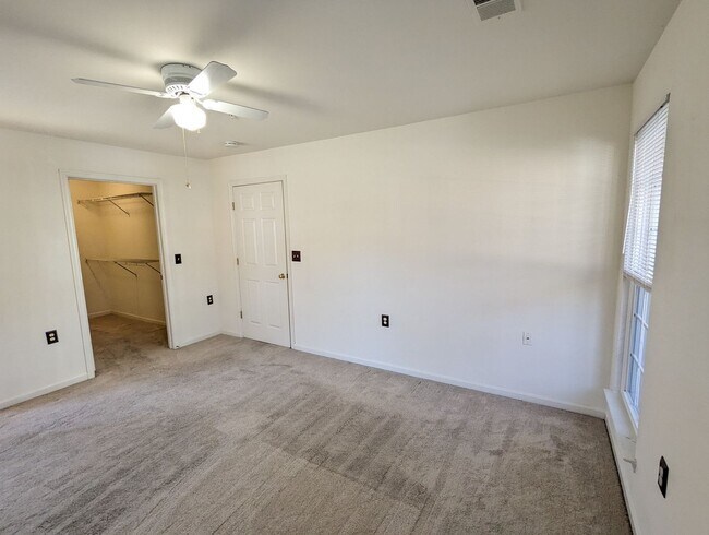 Building Photo - Beautifully maintained ground level condo in Germantown ready by mid April!