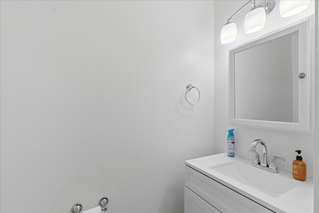 Building Photo - Comfortable Single-Family Home with Functional Layout and Outdoor Space