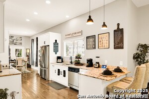 Building Photo - 1038 W Mistletoe Ave