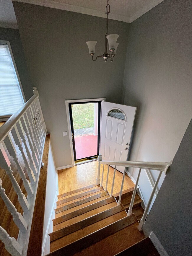 Building Photo - 2804 Broadview Dr NW