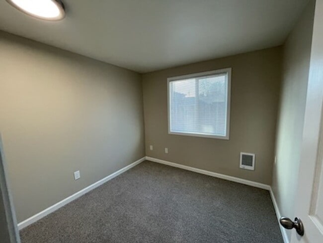 Building Photo - **APRIL MOVE-IN SPECIAL** Newly Remodeled 3 Bedroom Ranch Style Home