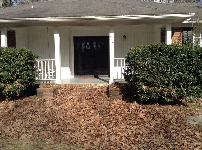 Building Photo - Charming 1 Story Brick Home