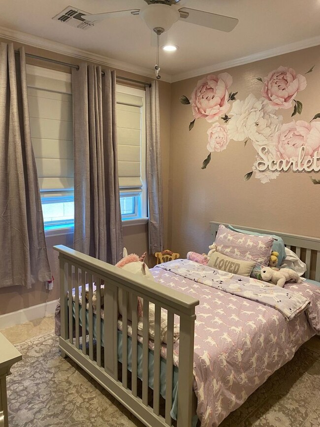 Building Photo - Upgraded and Spacious 5 Bed/3 Bath in Nort...