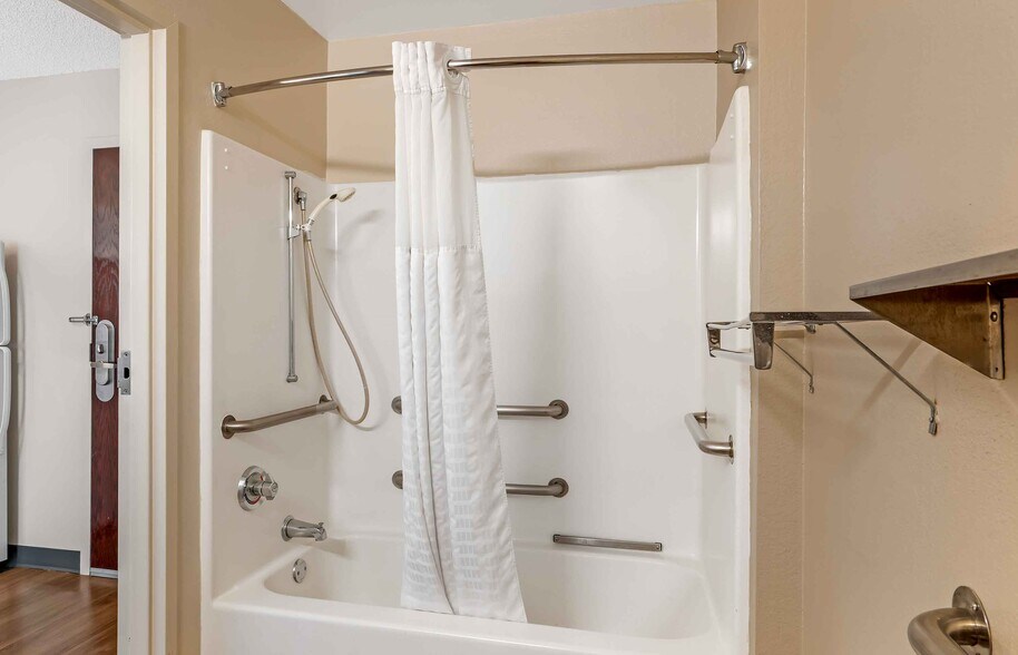 Building Photo - Furnished Studio-Tampa - Airport - Spruce Street