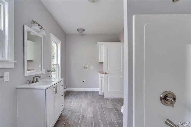 Building Photo - 137 St Mary St