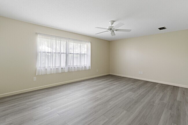 Living Room - 2908 Ivy St