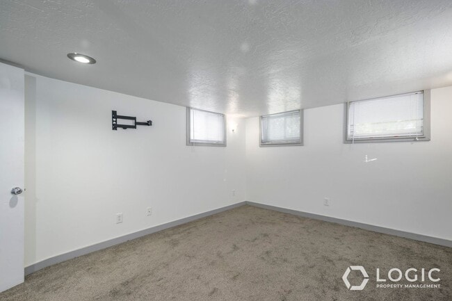 Building Photo - Incredible Basement Unit in Harrison UT