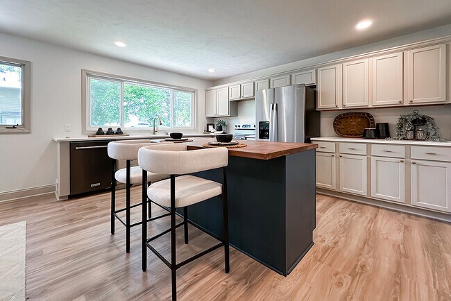 Building Photo - 922 N 122nd St