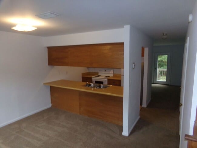 Building Photo - 2 BR Available in Prince George Commons To...