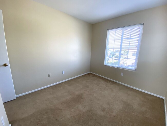 Building Photo - Spacious Townhome in Santee!