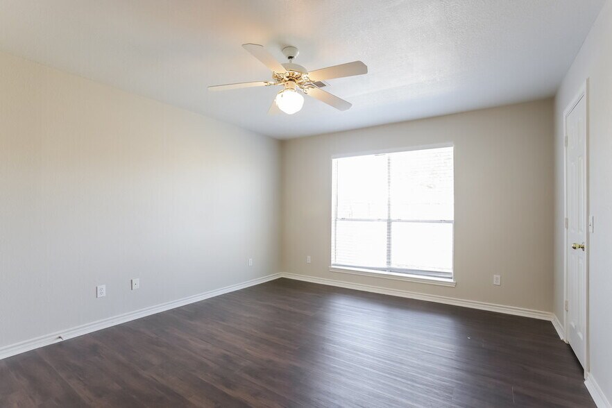 Building Photo - 6750 Liberty Valley Dr