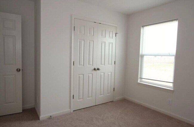 Building Photo - 2425 Cushing Dr