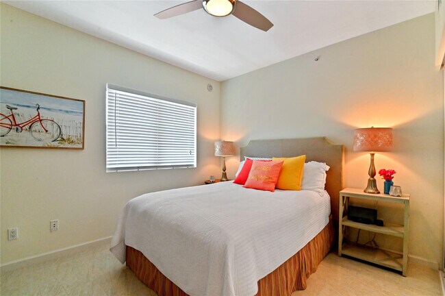 Building Photo - 2650 Lake Shore Dr