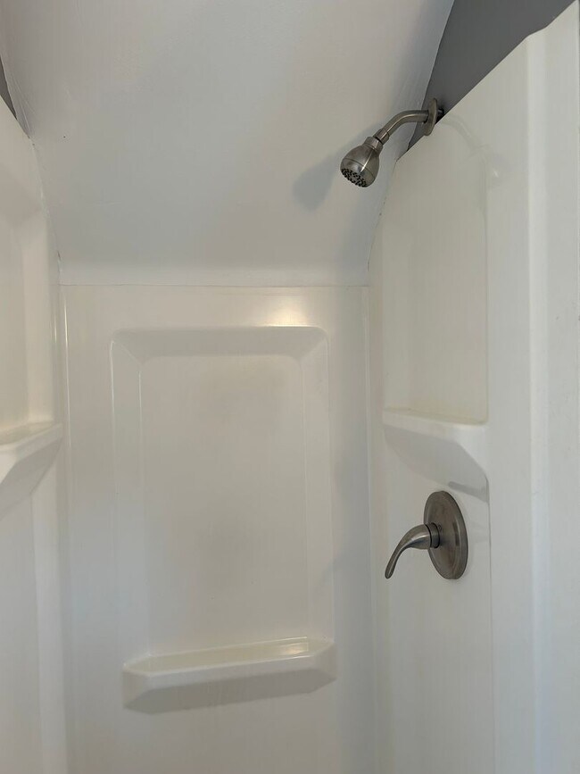 Building Photo - Spacious 3-Bedroom, 2-Bath House in South Euclid