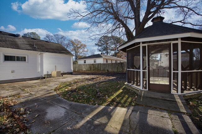 Building Photo - 2423 Shafer St